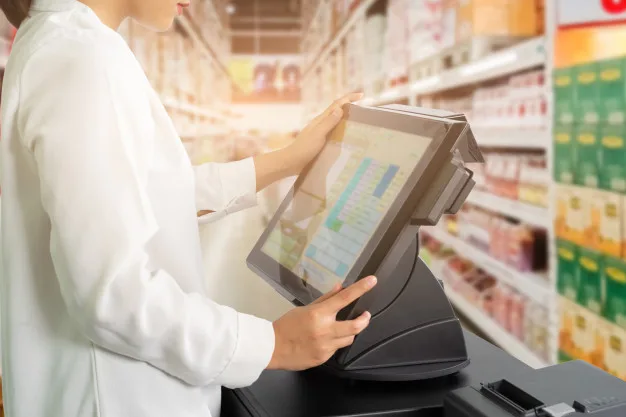 Caissière utilisant une caisse tactile Odeo POS